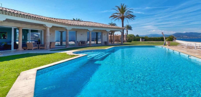 Palatial Luxury Beachfront Estate in Saint Tropez - Pool and Villa Exterior